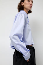 Load image into Gallery viewer, Highlight Studio Blue Poplin Crop Shirt in Light Blue